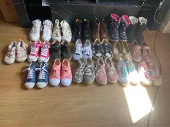 Lot de 19 paires de chaussures fille