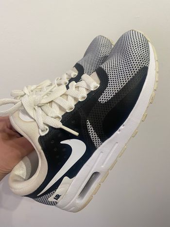 Basket Nike air essential noir et blanches