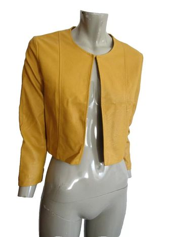 veste courte  en cuir synthétique marque la fée maraboutée taille indiquée 38 peut aller a un 36