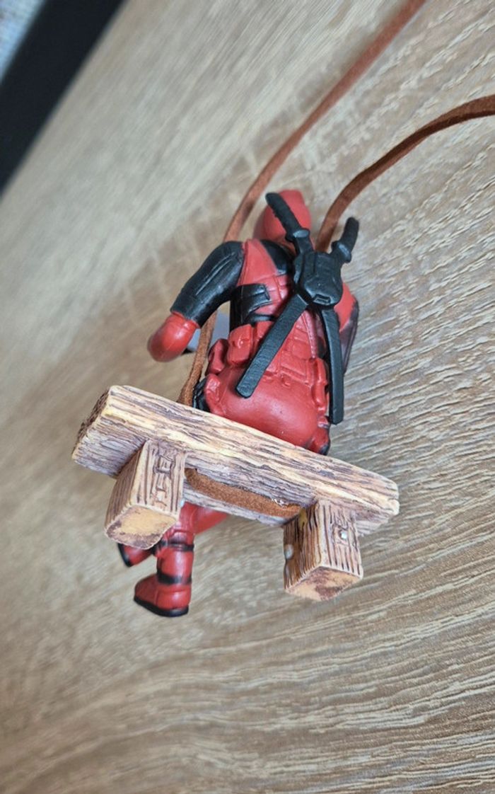 Figurine DeadPool suspendu assis sur un banc - photo numéro 7