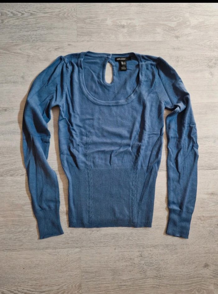 Pull léger bleu avec joli décolleté Mango taille S mais taille petit