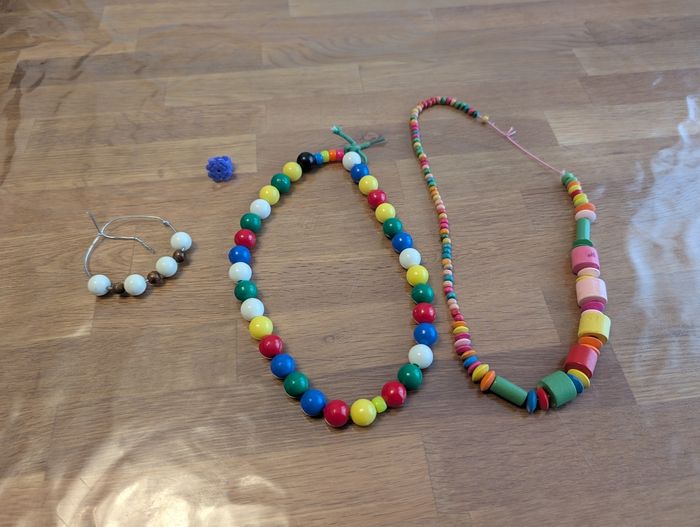 Lot de bijoux fille
2 colliers en perles bois