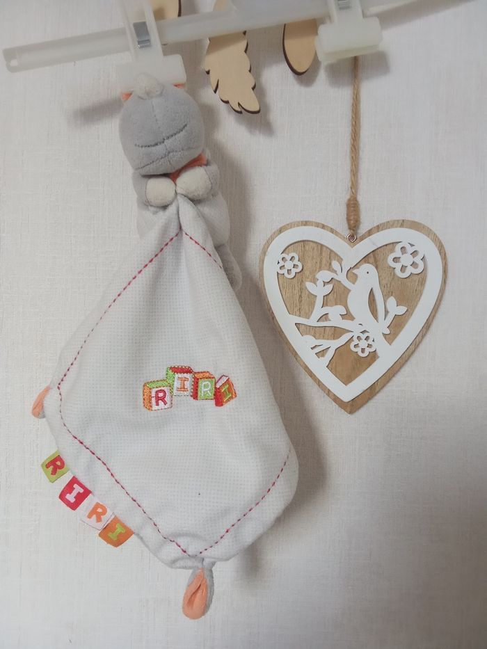 Doudou hippopotame, rhinocéros gris, blanc, orange, vert , broderie  Riri, mouchoir, étiquettes - photo numéro 2