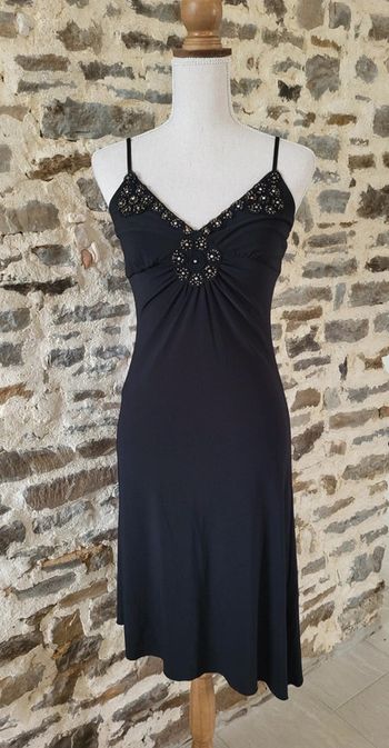 Robe noire moulante détails perles dorées Jaune Rouge Taille S ou 36