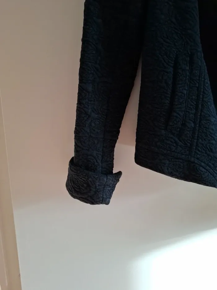 Jolie veste bleu marine avec motifs fleuris brodés - 36 - excellent état - photo numéro 3
