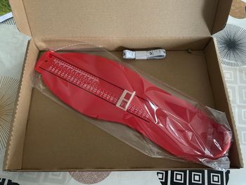 Peignes anti poux, mètre ruban et pédimètre