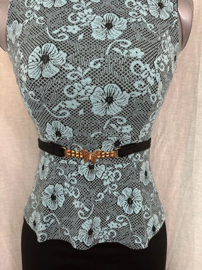 Belle petite robe fourreau style retro noire avec dentelle et ceinture dorée S - photo numéro 2