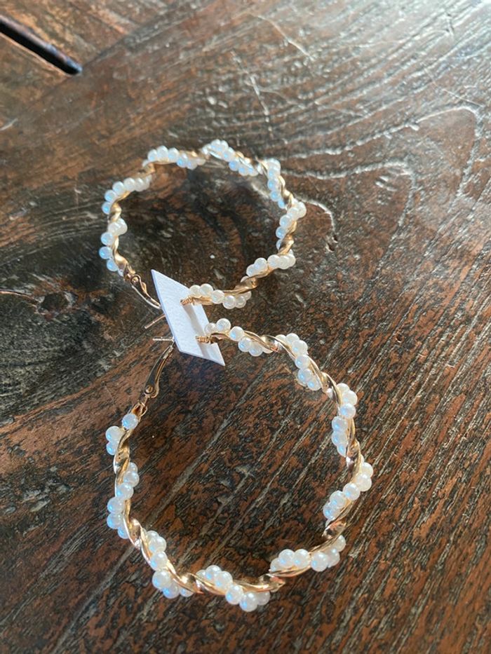 Magnifique paire de boucles d’oreilles anneaux avec perles - photo numéro 9