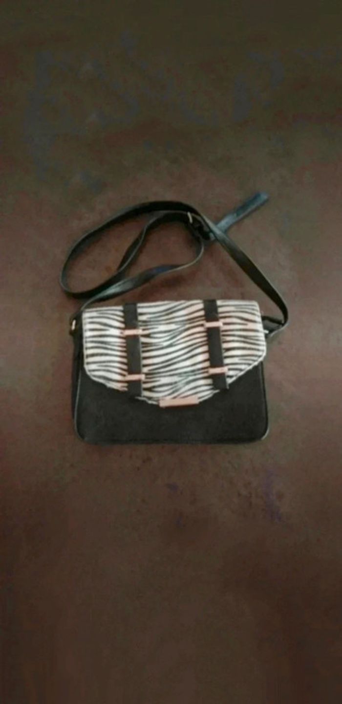 Pochette simili cuir et imprimé zèbre Texto