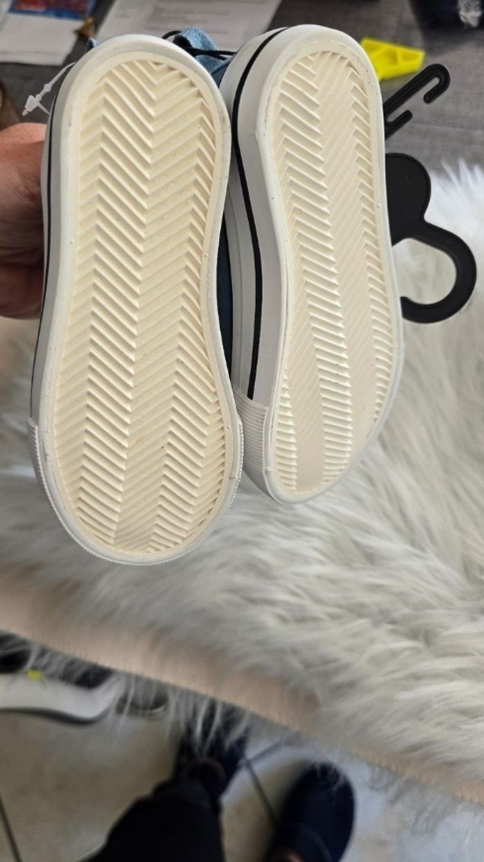 NEUVES (non portées) 💙🤩😍🥰🏷superbes baskets toiles pointure 24 mixtes - photo numéro 5