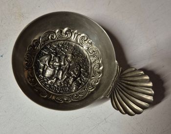 Tastevin ancien en métal argenté décor scène de taverne anse coquille goute vi