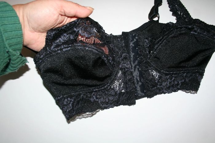 🌸Soutien gorge à dentelle noire  90 B  Blanche porte " Neuf avec étiquette  🌸 - photo numéro 3