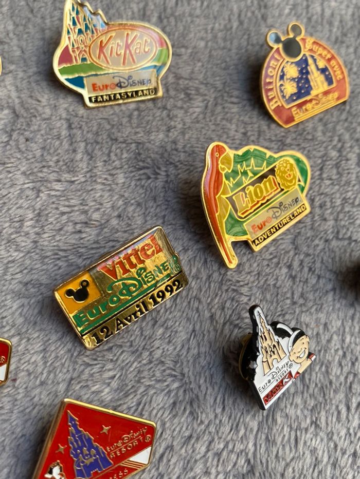 Lot de 10 pin’s broche euro Disney Buitoni, kitkat, nuts, philips, lion, kodak et vittel - photo numéro 9