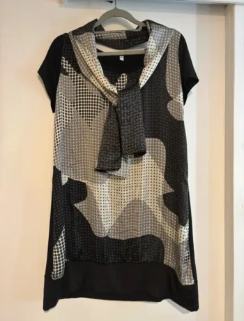 Robe tunique graphique noir et blanc avec foulard taille 44