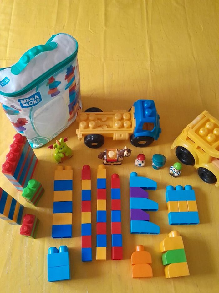 Lot de 68 Mega Bloks + 2 camions + 5 personnages - photo numéro 2
