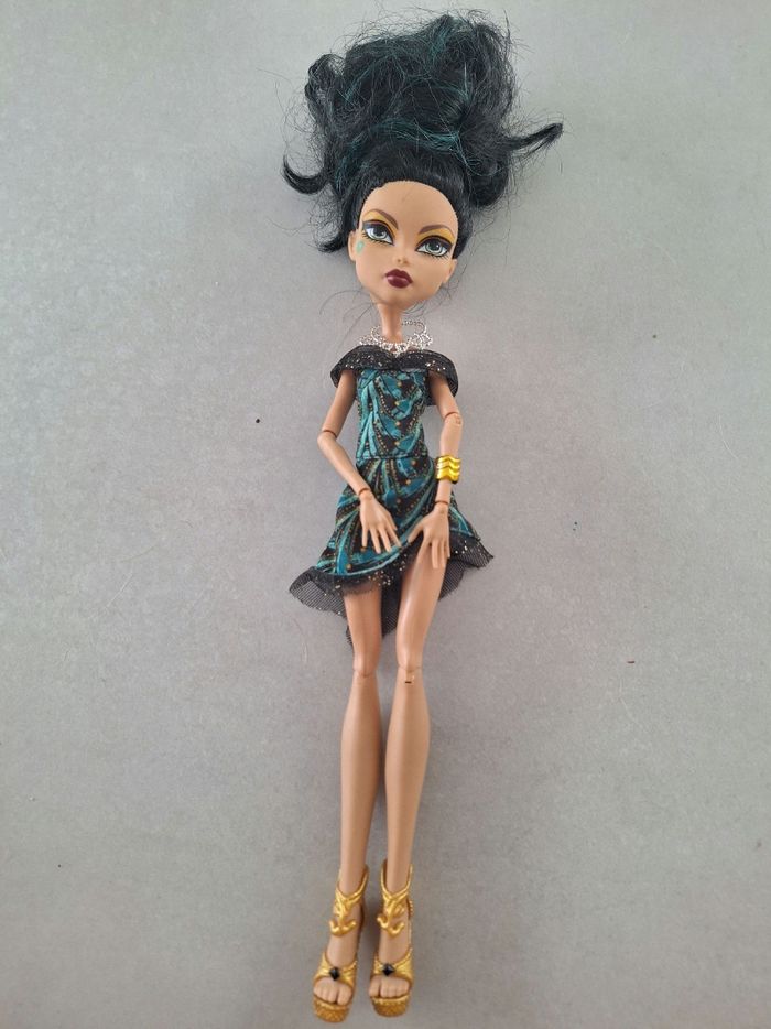 Lot 10 poupées monster high et supports - photo numéro 9