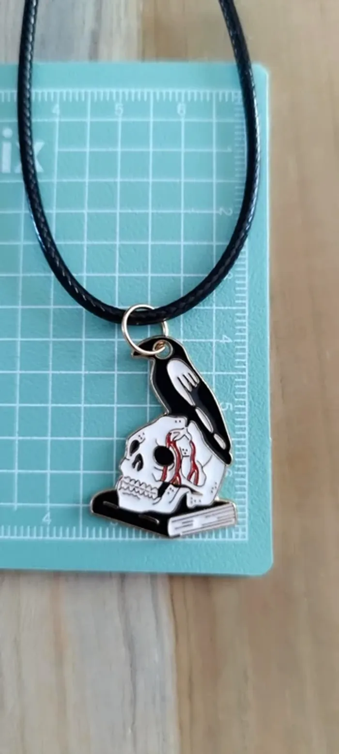 Collier avec pendentif corbeau - photo numéro 3