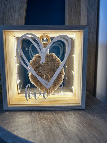 Décoration lumineuse avec macramé