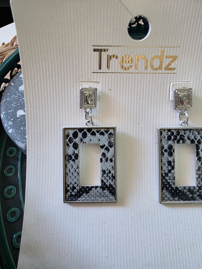 Jolie boucles d'oreilles neuves - photo numéro 2
