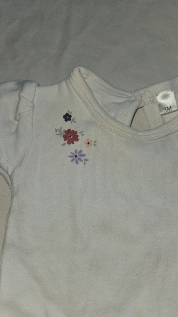 Combishort blanc fleurs 🌸- 3 mois - photo numéro 2
