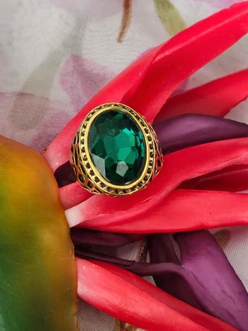 Bague texturee avec sa pierre topaz verte