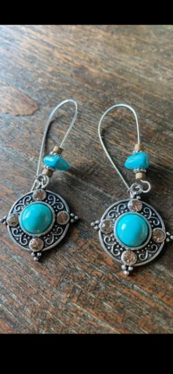 Magnifique paire de boucles d’oreilles avec strass, perles et turquoise