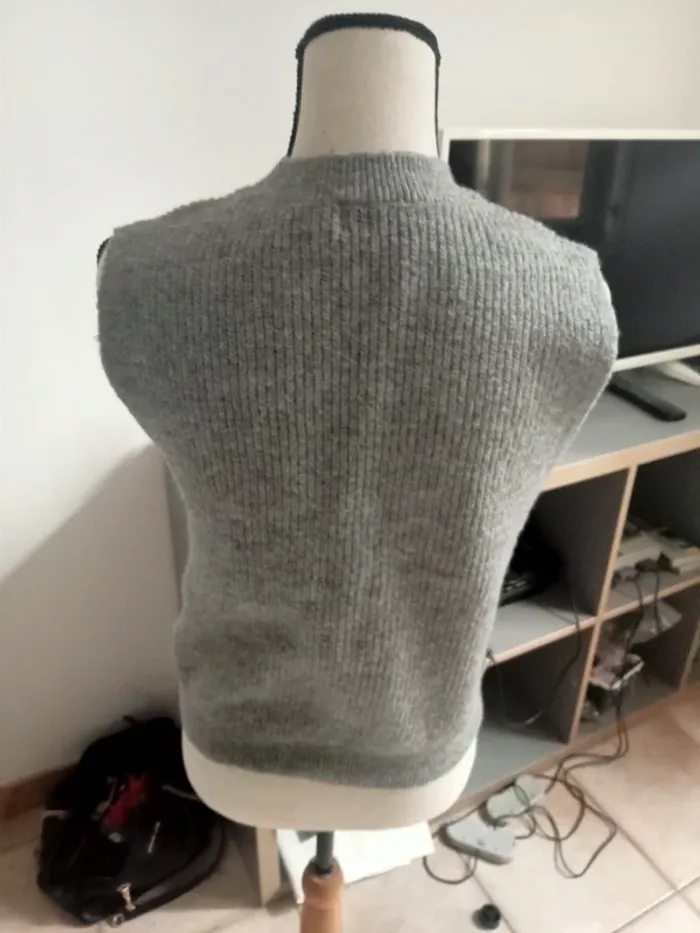 Pull gris sans manches - photo numéro 2