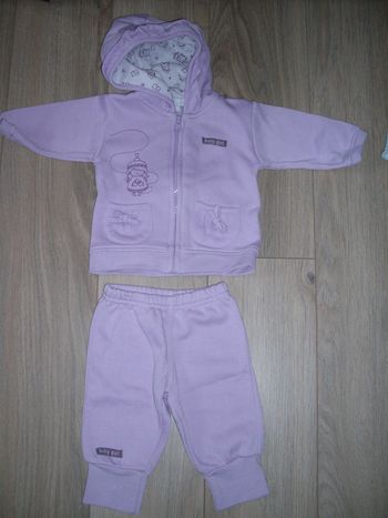 ensemble survêtement "kimadi" mauve 6 mois très bon état