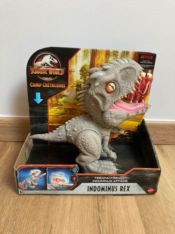 Bébé indominus rex jurassic world