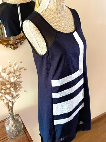 Robe Style Art Déco Neuve avec Détails en Tulle – Miss Captain – Taille M