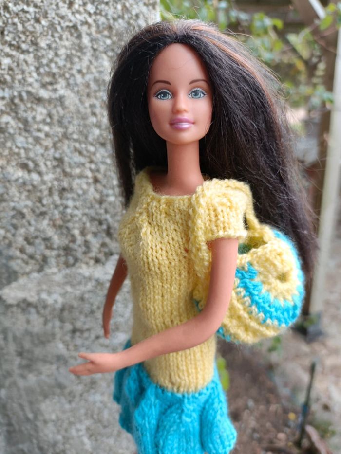 Robe jaune et bleu avec sac en crochet pour barbie - photo numéro 3
