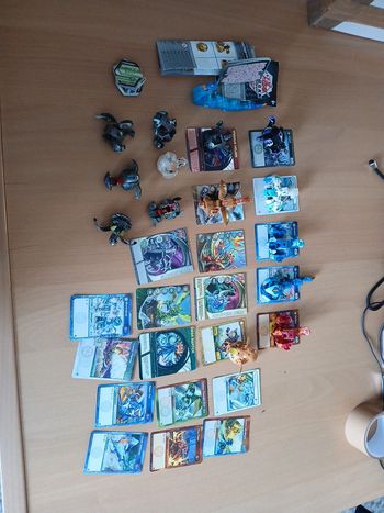 Lot de 15 bakugan + cartes magnetiques + cartes collection