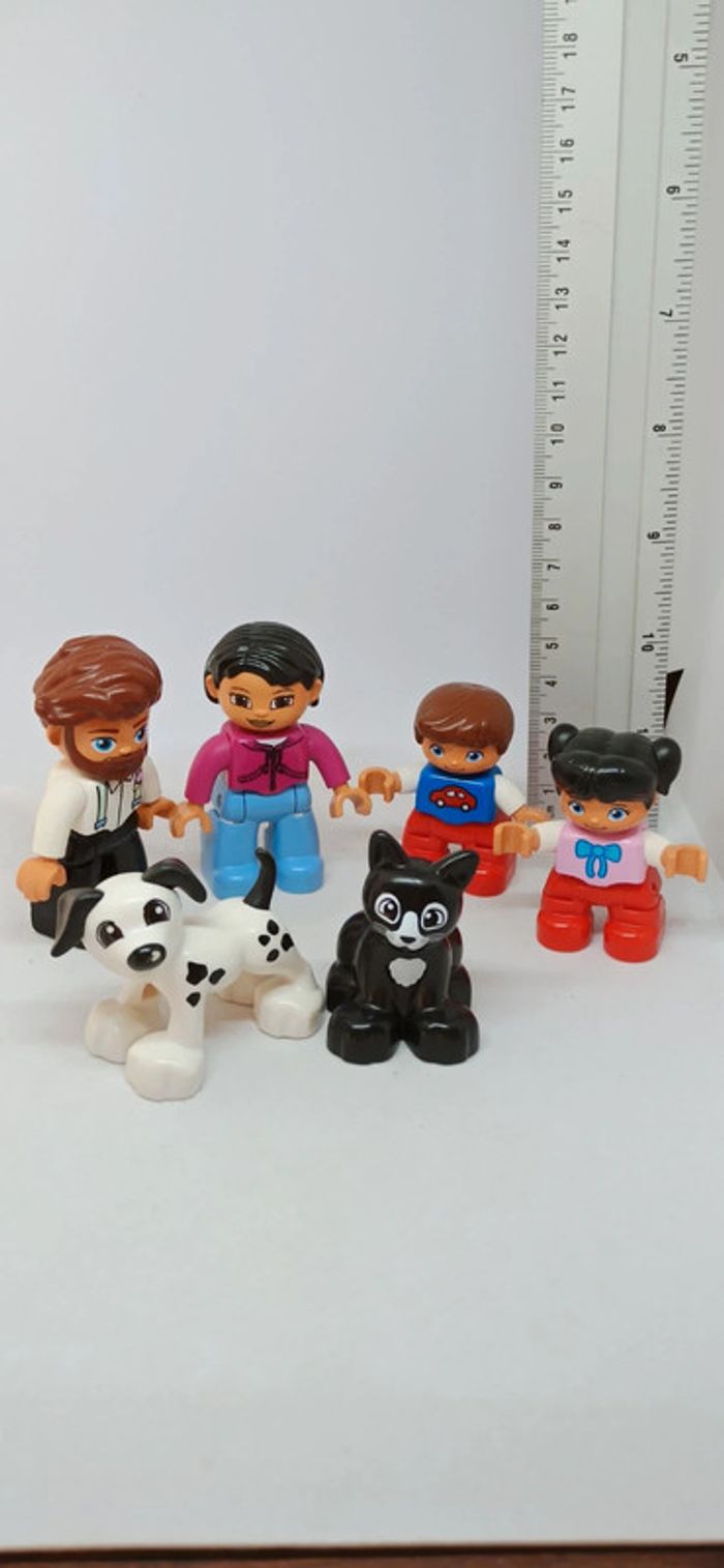 Famille avec enfants chien chat lego duplo
