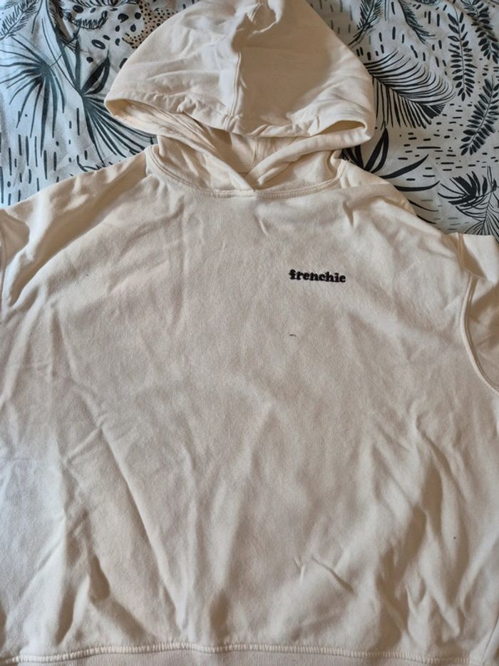 Sweat à capuche.