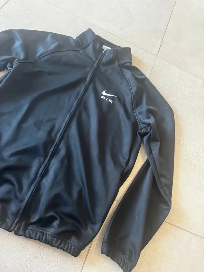 Veste nike air bon état mais il y a quelques traces, taille S - photo numéro 3