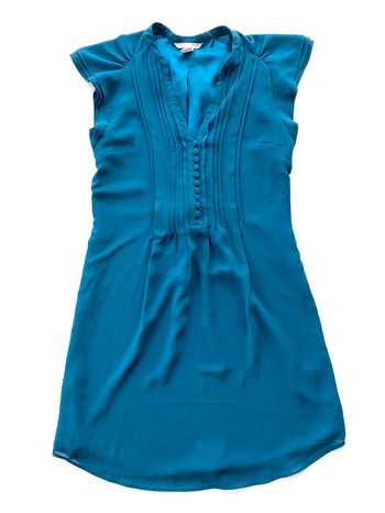 Robe d’été à manches volantées et taille nouée au dos