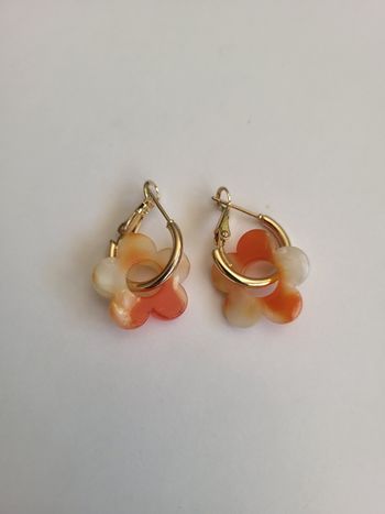 Boucles d'oreilles fleurs blanches, orangées