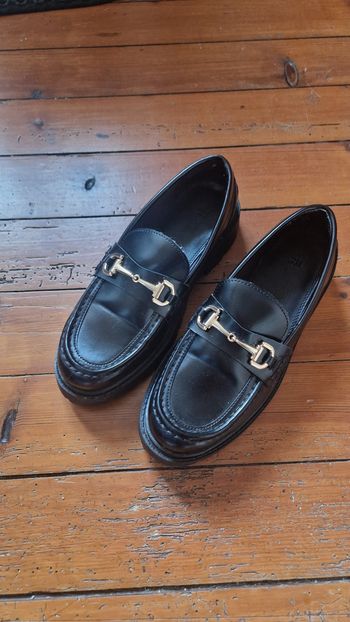 Mocassins noirs à bride dorée