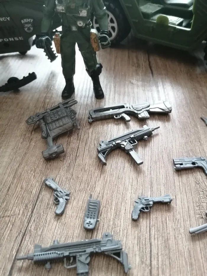 Coffret militaire avec véhicules et casque - photo numéro 6