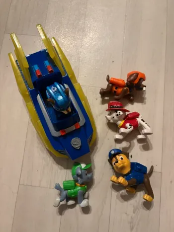 Lot pat patrouille comprenant 5 figurines et 1 véhicule, l’oreille de Chase est cassé