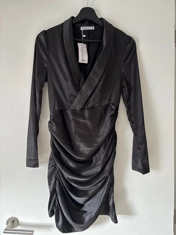 Robe noire satinée moulante