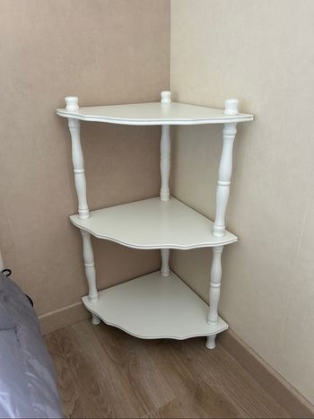 Étagère d’angle blanche 3 niveaux – pieds tournés, style classique