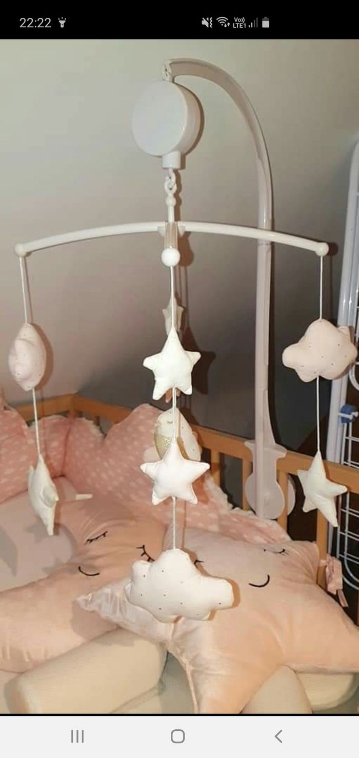 Lit, tour de lit, matelas, mobile.