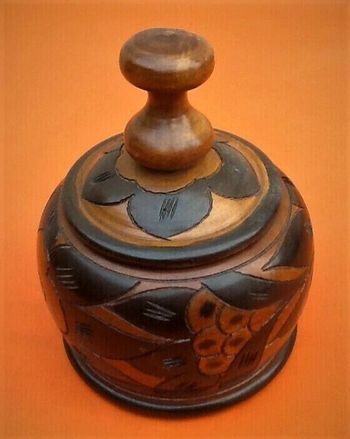 Années 1940 /1950 Grand pot à tabac   Bois tourné et sculpté à décor de feuilles de tabac (Haïti)