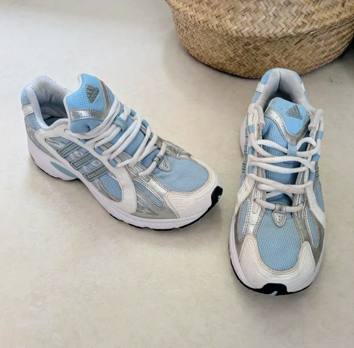 Baskets adidas vintage blanches, bleues et argentées - très bon état - pointure 39