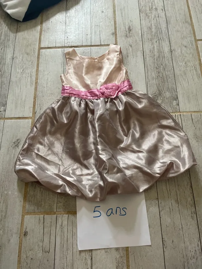 Très jolie robe cérémonie 5 ans