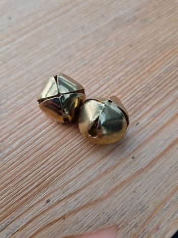 Lot de deux grelots dorés