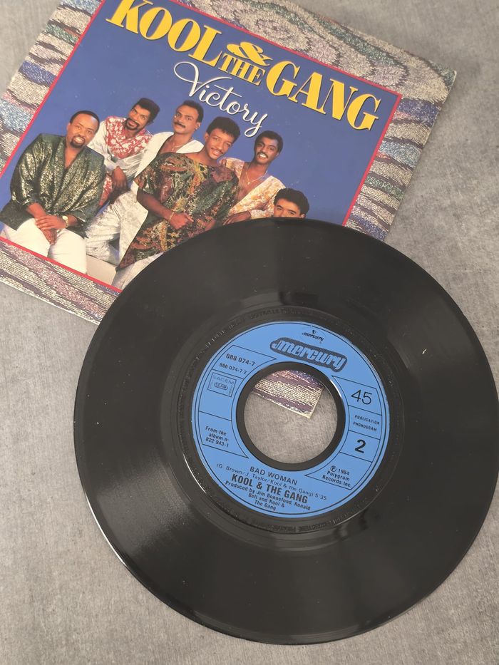 🎵 Vinyle 45 tours – Kool & The Gang – Victory / Bad Woman - photo numéro 3