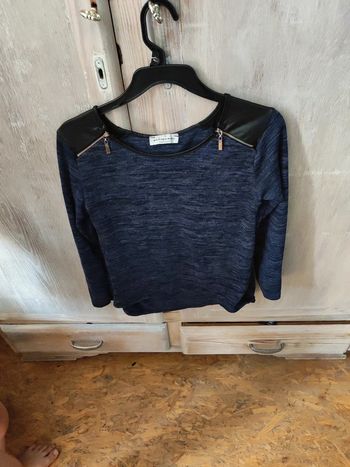 Pull léger bleu avec épaulette simili cuir