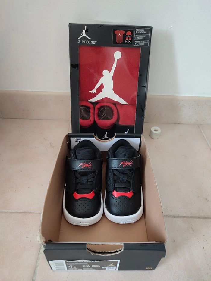 Coffret Jordan bébé 6-12 mois et paire de baskets jordan Max Aura 4 pointure 19.5